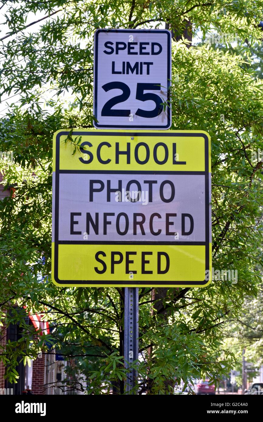 Une école avec un signe de la zone de vitesse appliquées photo zone de vitesse Banque D'Images