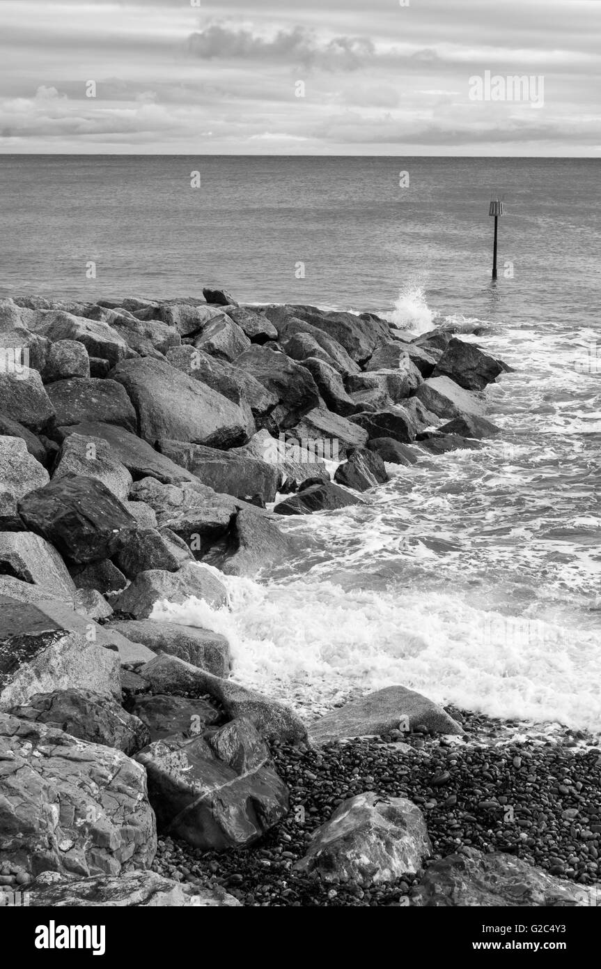 Brise-lames sur la côte sud de la Grande-Bretagne monochrome Jurassique Banque D'Images