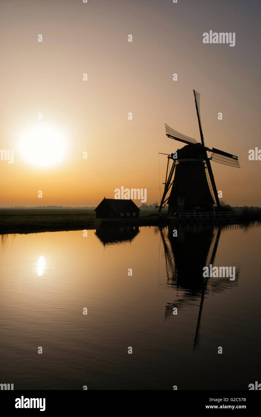 Achtkante Groot-Ammers moulin près de dans la région de l'Alblasserwaard rétroéclairage en néerlandais Banque D'Images