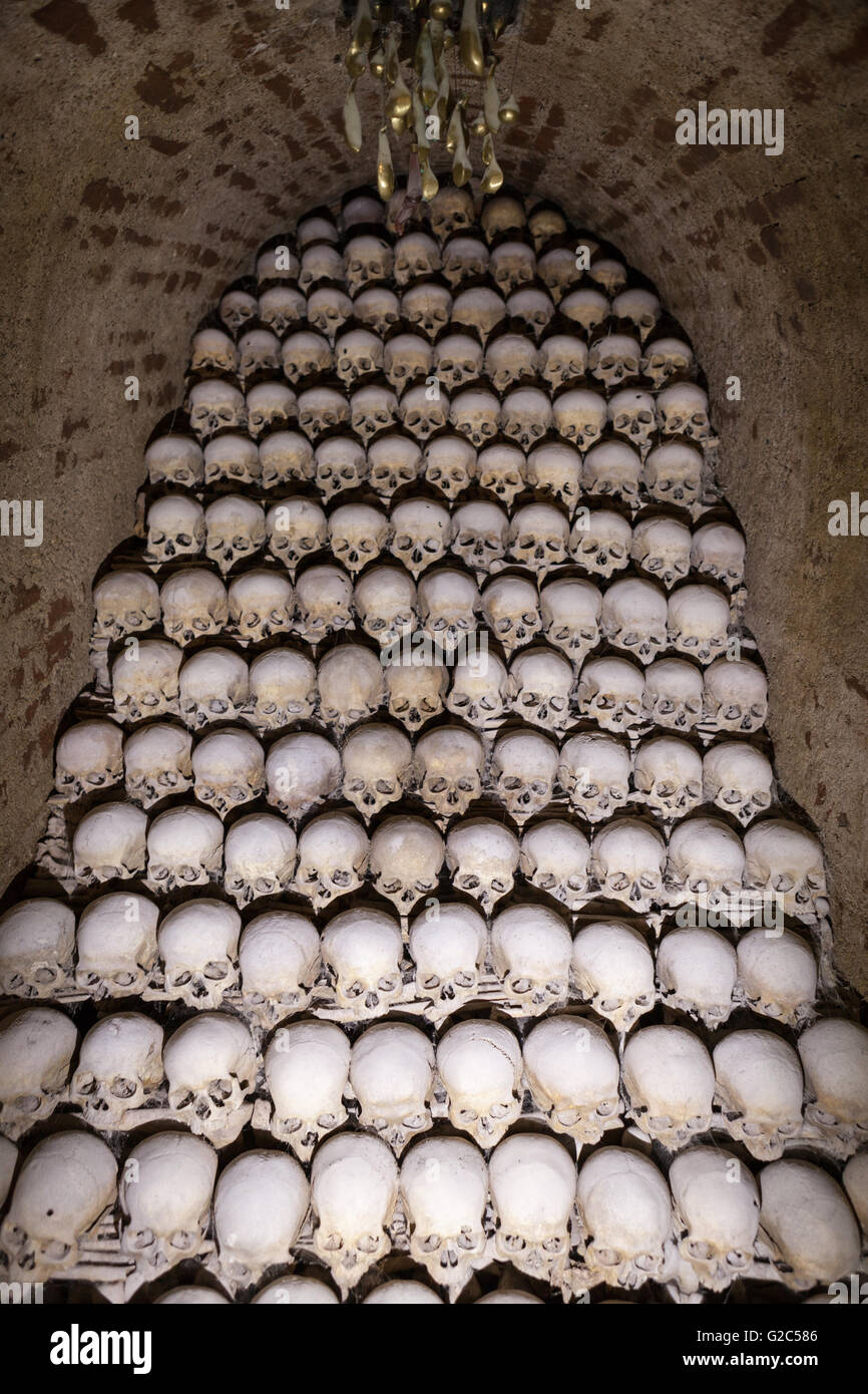 Crânes dans Ossuaire de St James Church sur Jakubske square à Brno. Banque D'Images