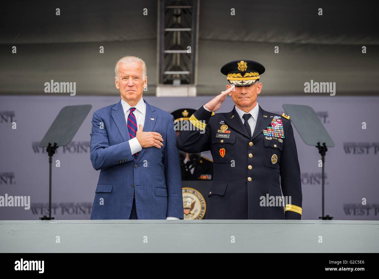 Le Vice-président américain Joe Biden se tient avec le surintendant le Lieutenant-général Robert L. Caslen Jr pendant la cérémonie à l'Académie militaire de West Point au stade Michie, 21 mai 2016 à West Point, New York. Le Vice-président Joe Biden a été l'ouverture le président. Banque D'Images