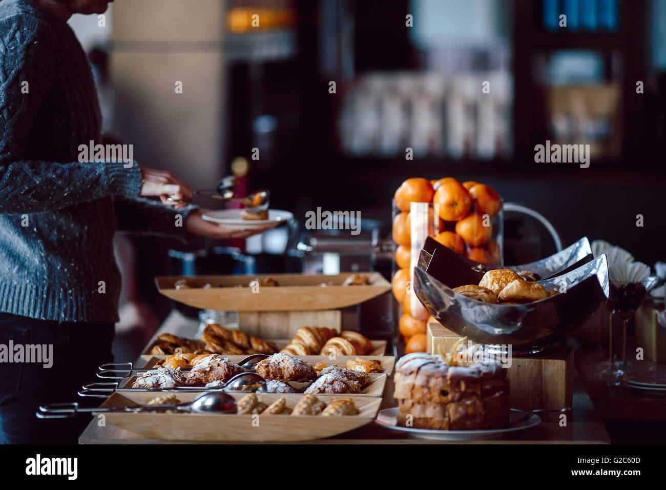 Assortiment de pâtisseries fraîches sur la table à buffet Banque D'Images