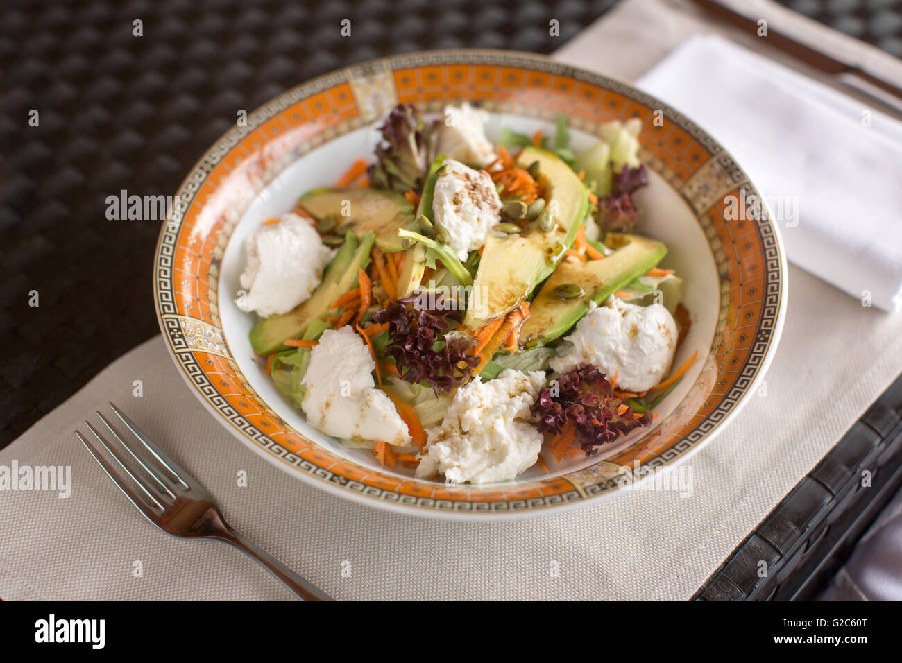Salade fraîche avec de l'avocat, mozzarella Banque D'Images