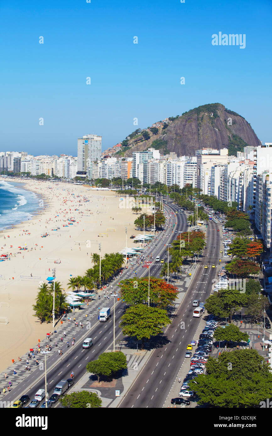 Sur la plage de Copacabana et de l'Avenida Atlantica, Copacabana, Rio de Janeiro, Brésil Banque D'Images