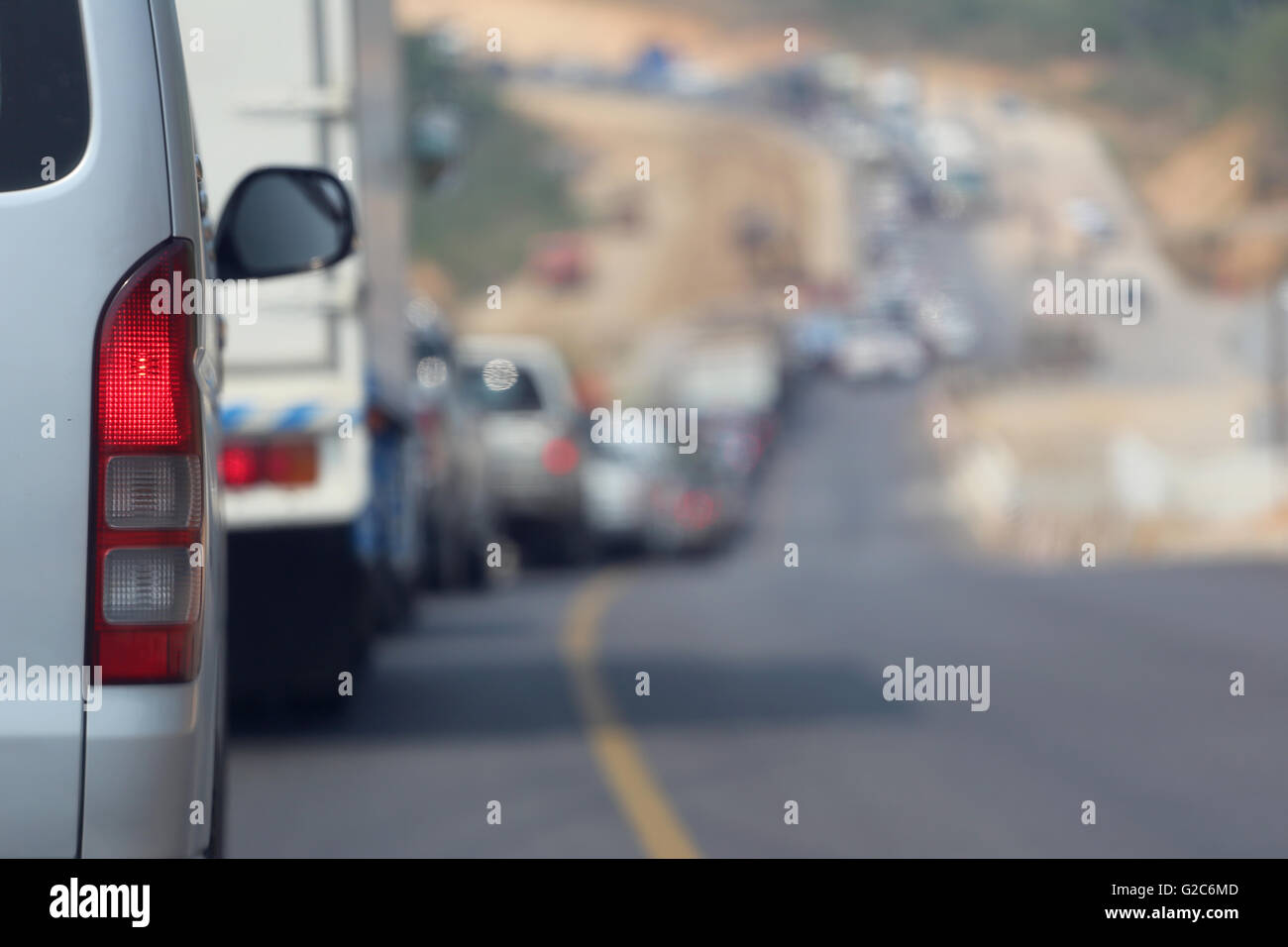 Embouteillage sur la route parce que le travail de construction de routes dans la région de Chanthaburi, Thailande. Banque D'Images