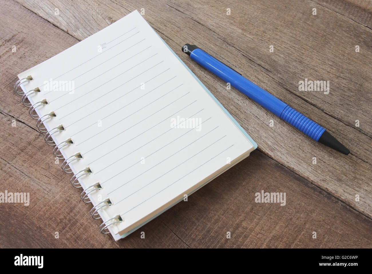 Ordinateur portable blanc et couleur de stylo sur plancher en bois pour l'arrière-plan de conception. Banque D'Images