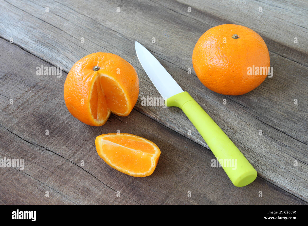 Fruit d'orange placé sur un plancher en bois et acrylique couteaux ont pour concept d'une saine alimentation. Banque D'Images