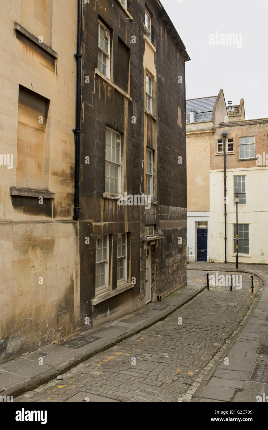 Rue Pavée traditionnelle bordée de bâtiments anciens. Route étroite dans la ville de Bath dans le Somerset en Angleterre. Banque D'Images