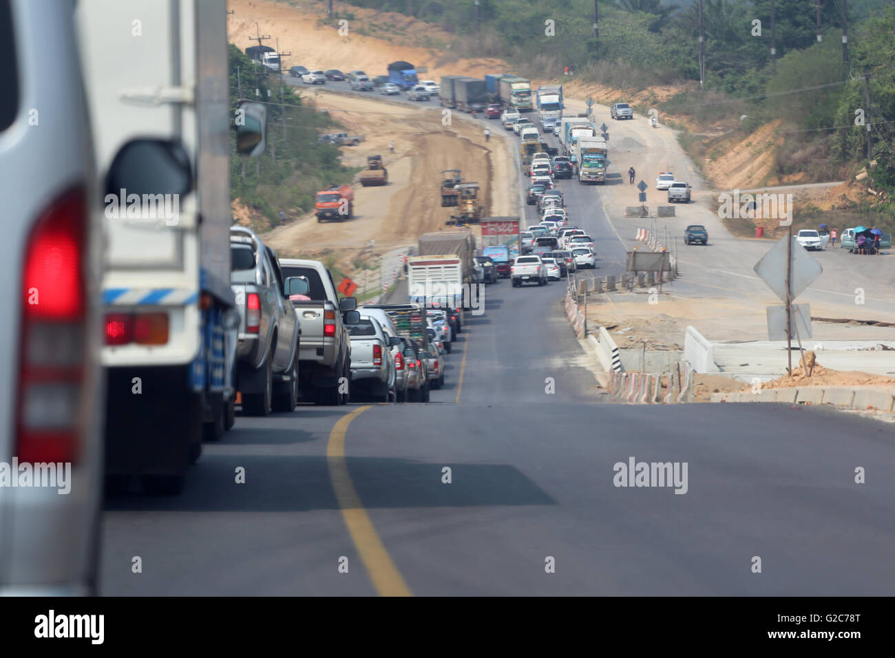 Embouteillage sur la route parce que le travail de construction de routes dans la région de Chanthaburi, Thailande. Banque D'Images