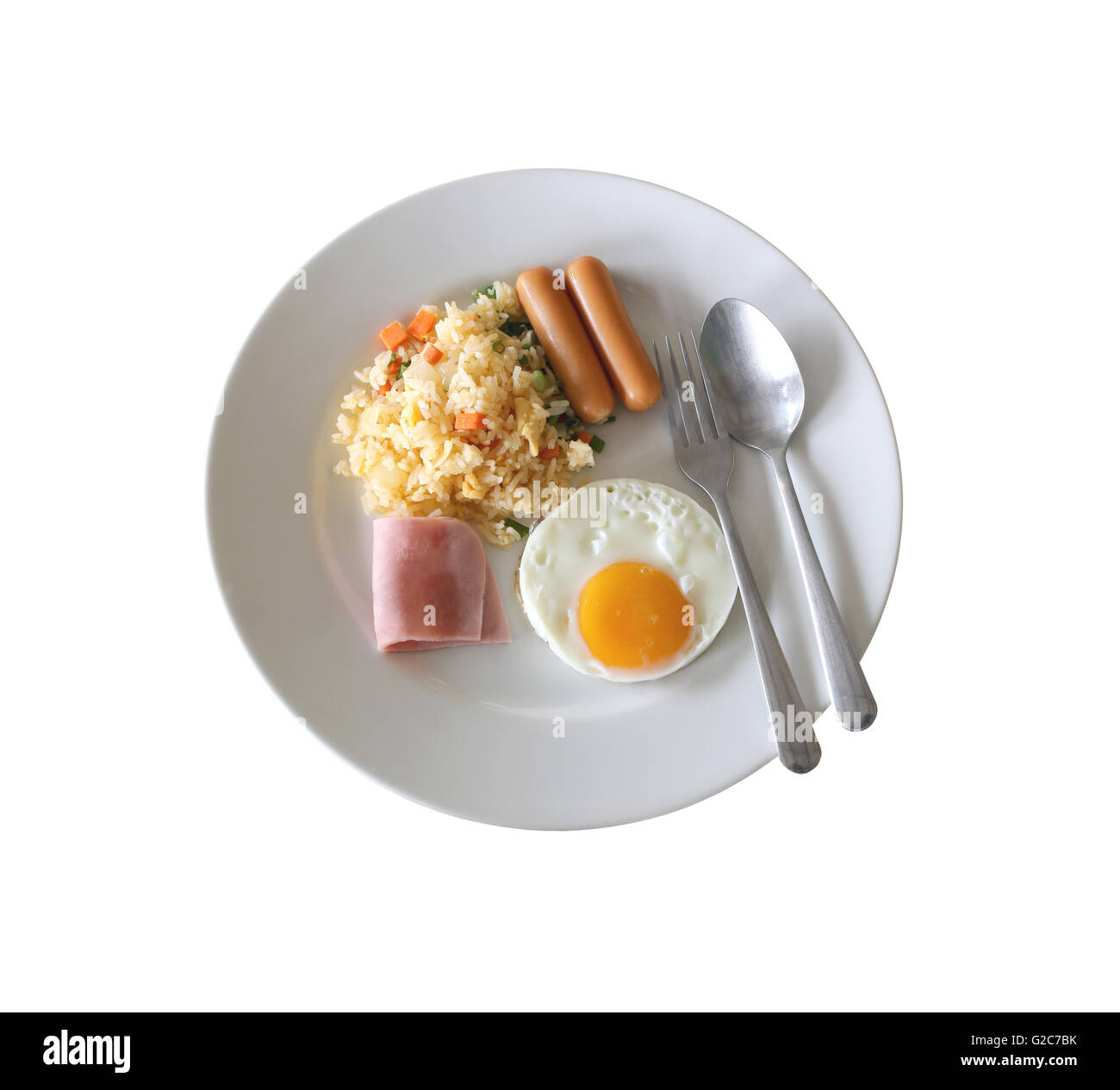 Le petit-déjeuner avec du riz frit et frites de l'oeuf dans un plat blanc isolé sur fond blanc et ont chemins de détourage. Banque D'Images
