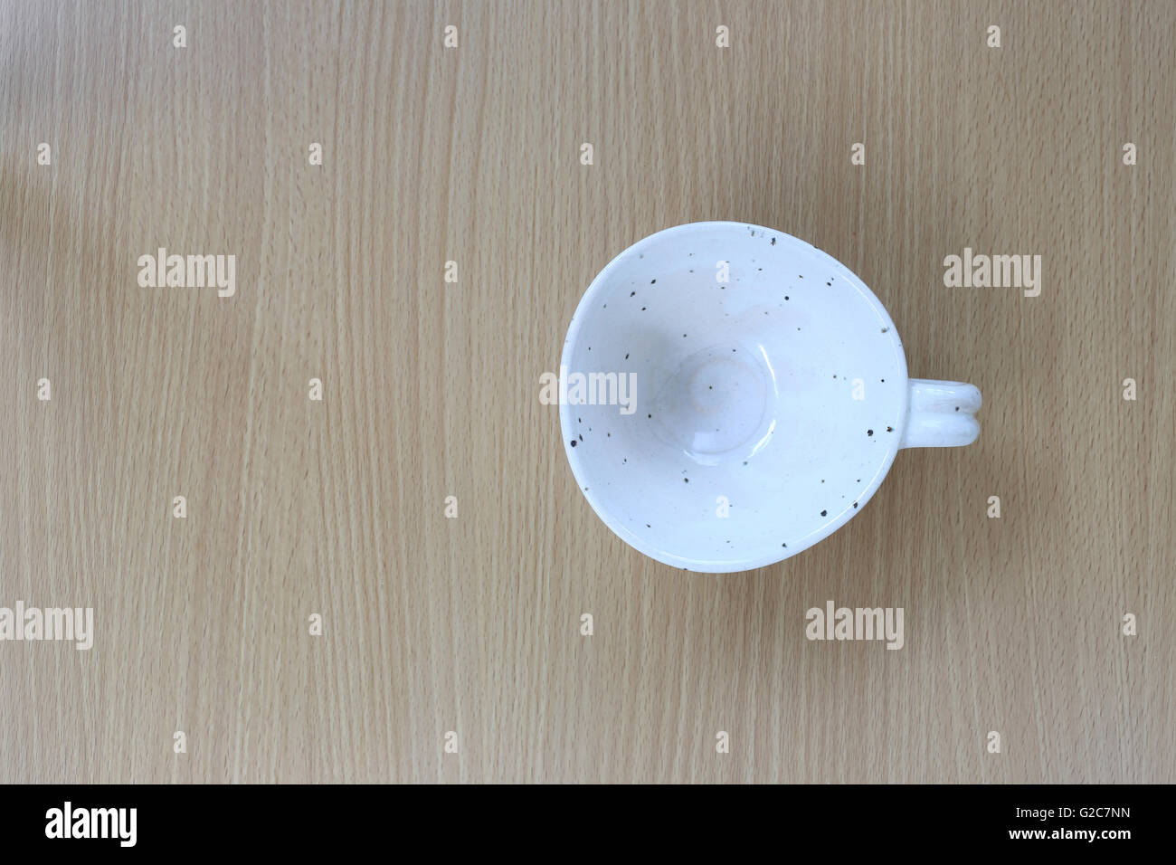 Tasse blanche en vue supérieure, sur fond de bois de conception de l'alimentation. Banque D'Images