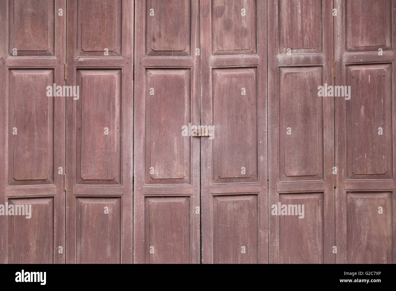 Vintage ancien porte en bois et ont survécu dans la communauté de la Thaïlande. Banque D'Images