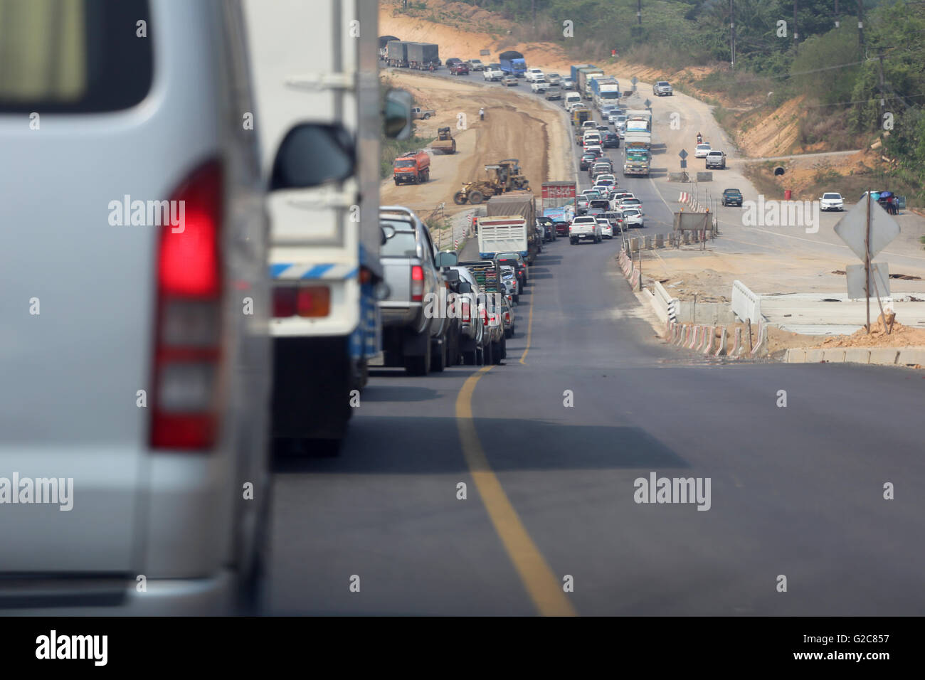 Embouteillage sur la route parce que le travail de construction de routes dans la région de Chanthaburi, Thailande. Banque D'Images