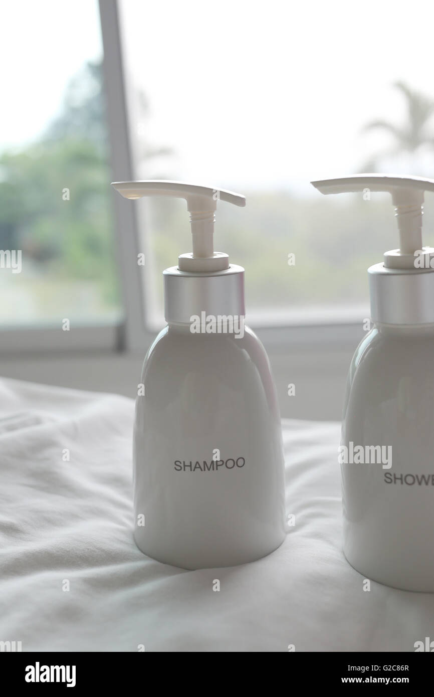 Bottle of shampoo Banque de photographies et d'images à haute résolution -  Alamy