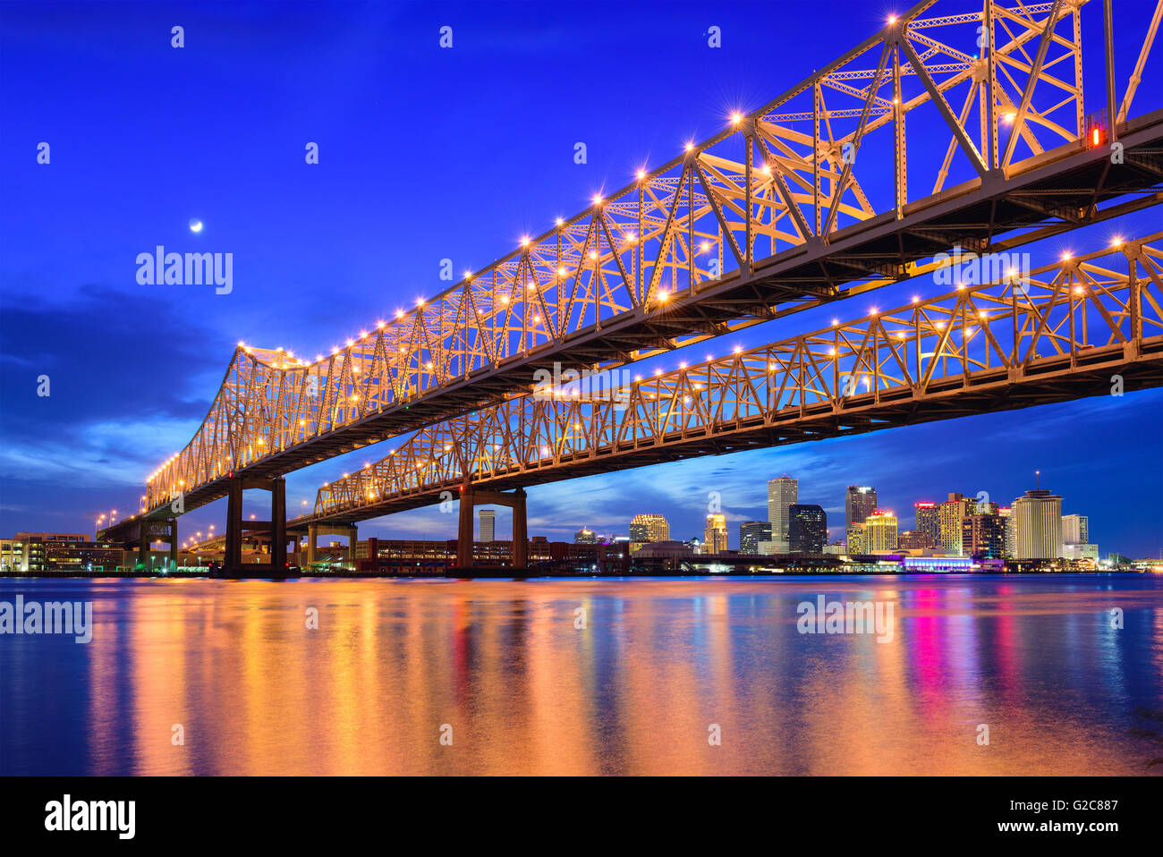 La Nouvelle Orléans, Louisiane, USA à Crescent City Connection Pont sur le fleuve Mississippi. Banque D'Images