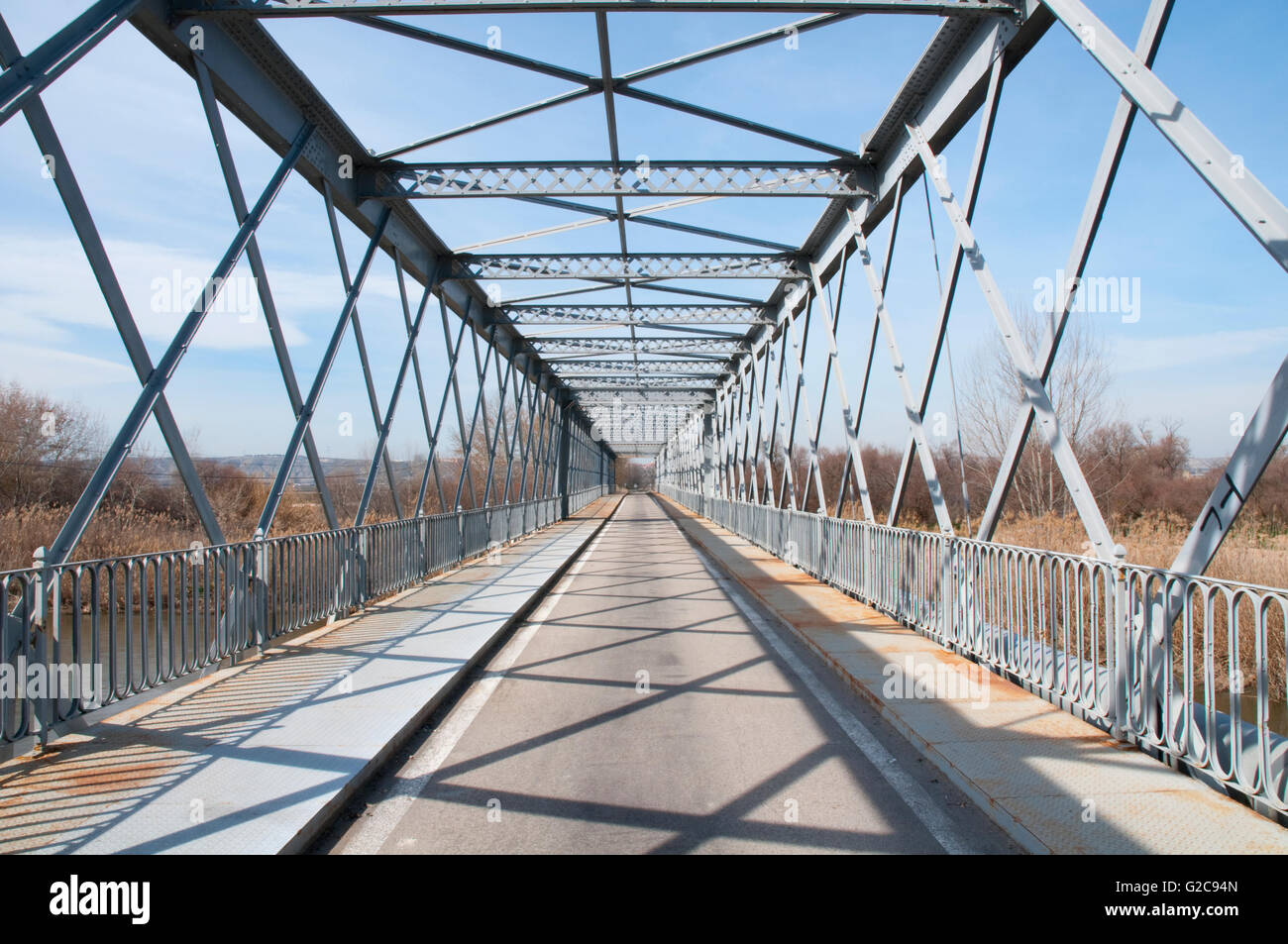 Pont en fer au-dessus de la rivière Jarama. Titulcia, province de Madrid, Espagne. Banque D'Images