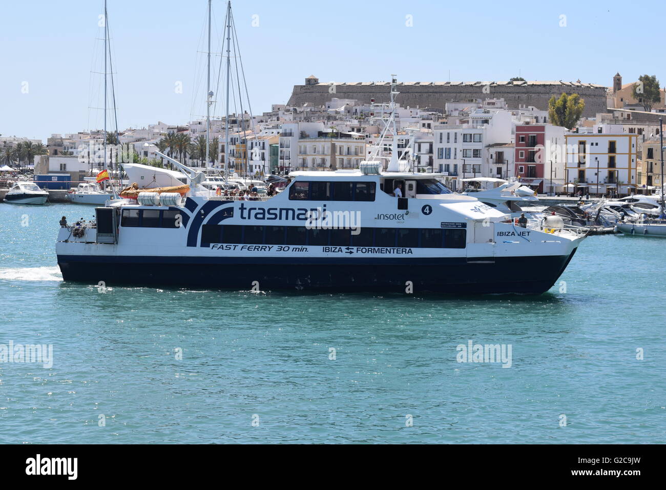 Trasmapi ferry passager avec la Ville d'Ibiza à l'arrière-plan Banque D'Images