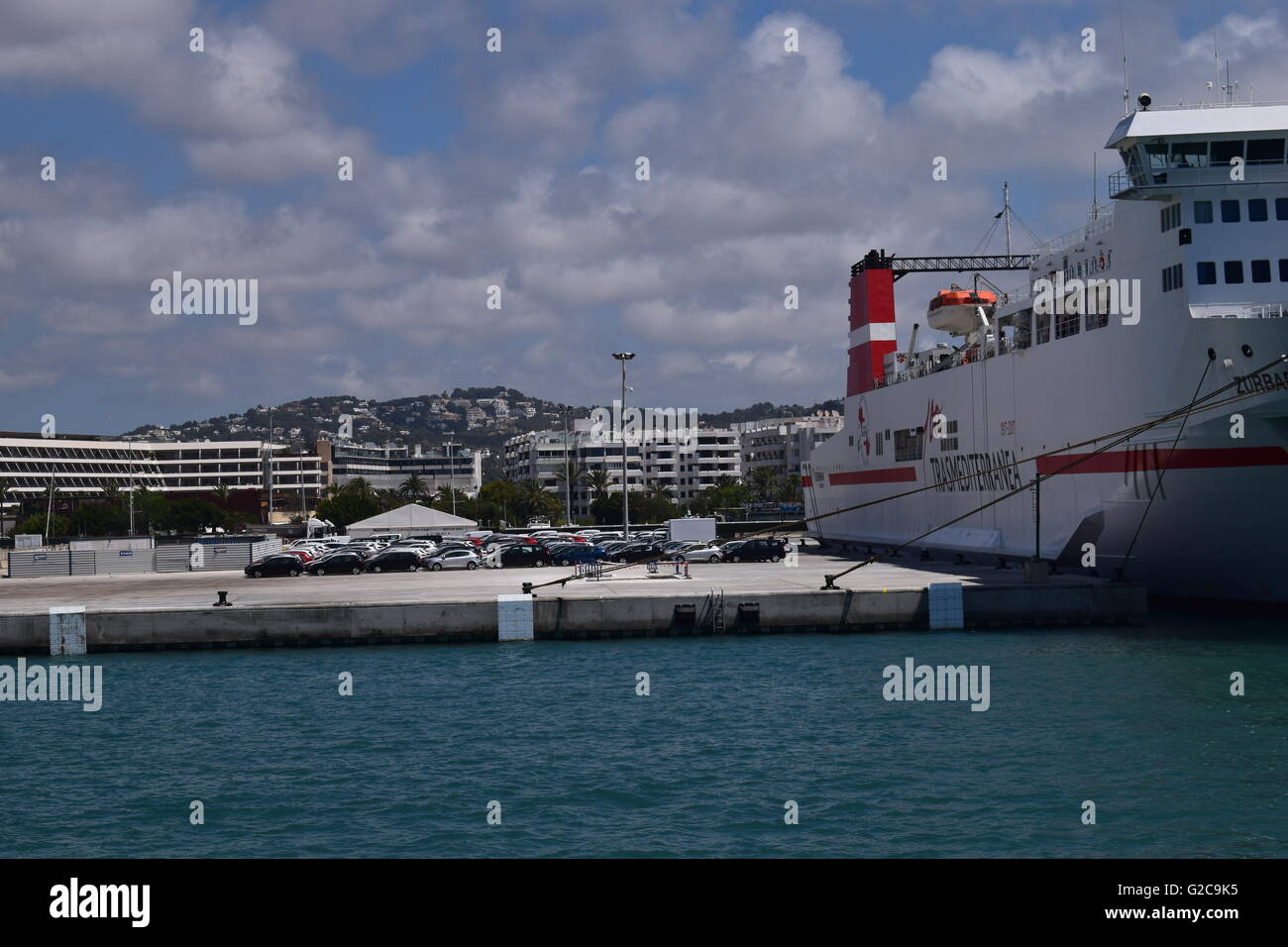 Les nouveaux wagons déchargés de transports ferry dans le port d'Ibiza Banque D'Images
