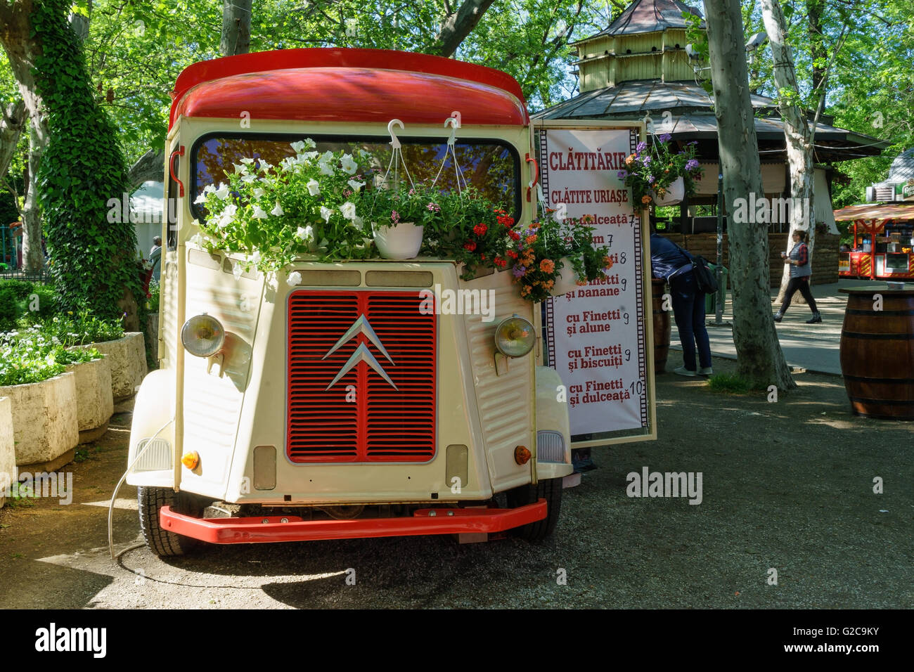 Une vieille Citroen van converti à un camion alimentaire dans le jardin Cismigiu park, Bucarest, Roumanie. Banque D'Images
