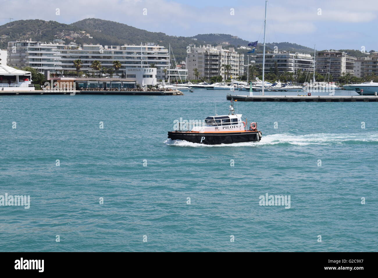 Bateau pilote dans le port d'Ibiza, Espagne Banque D'Images