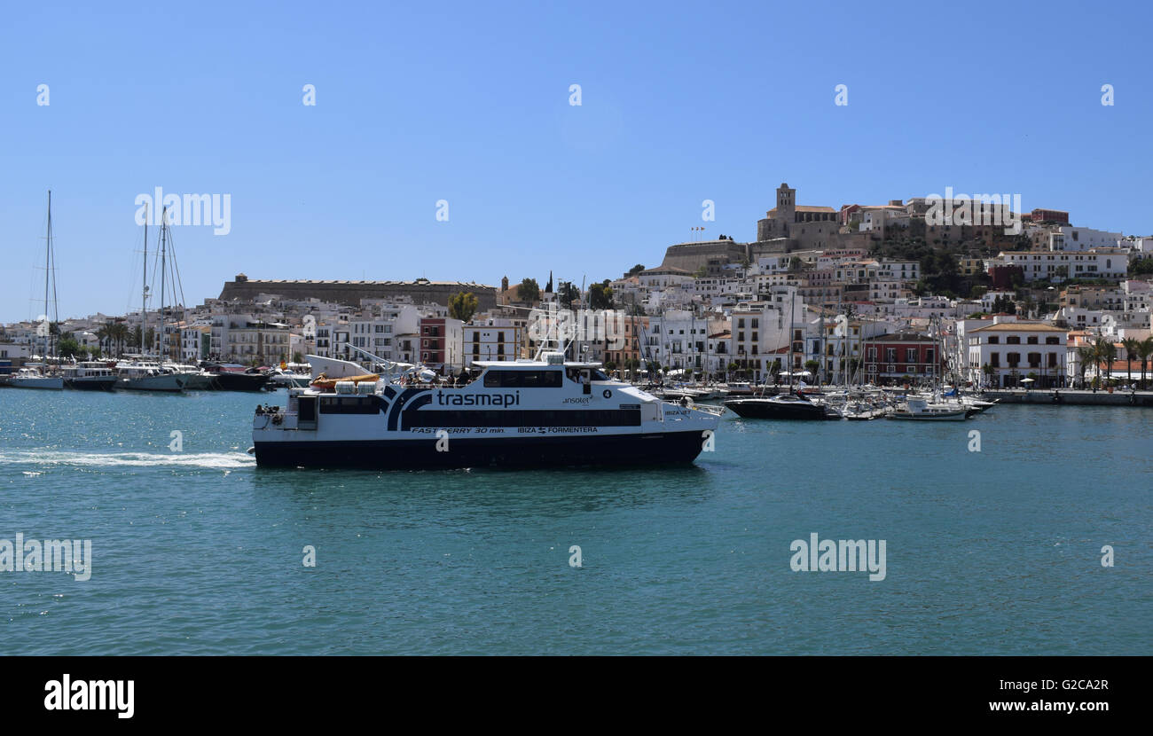 Trasmapi ferry avec la Ville d'Ibiza à l'arrière-plan Banque D'Images