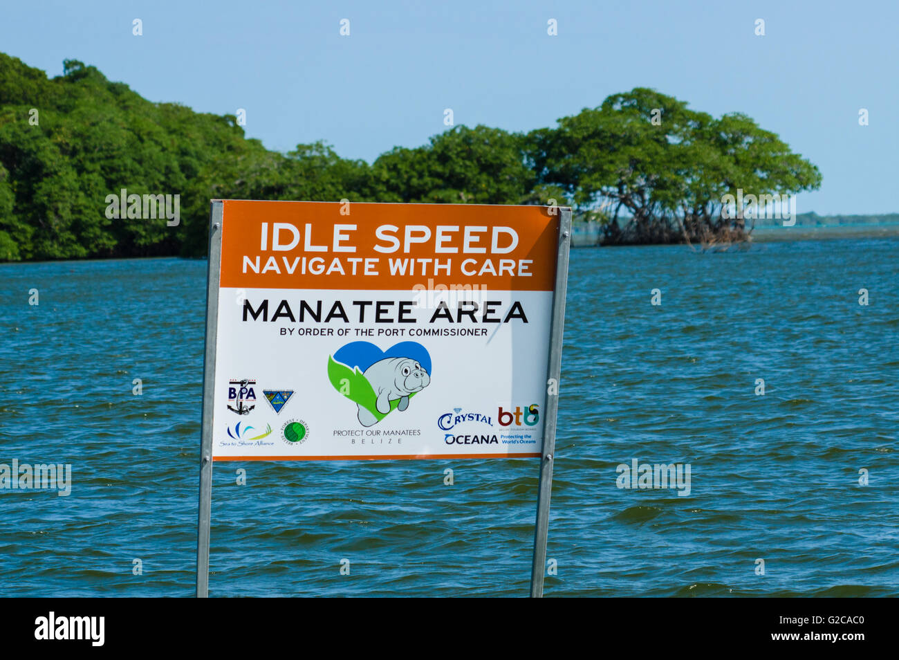 Panneau d'avertissement indiquant que les plaisanciers les lamantins sont dans la région. Belize City, Belize Banque D'Images