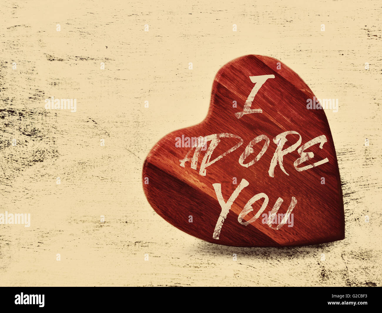 Valentine, art mural en bois rouge sur un coeur grunge fond crème, parfait pour les cartes ou l'art de mur Banque D'Images