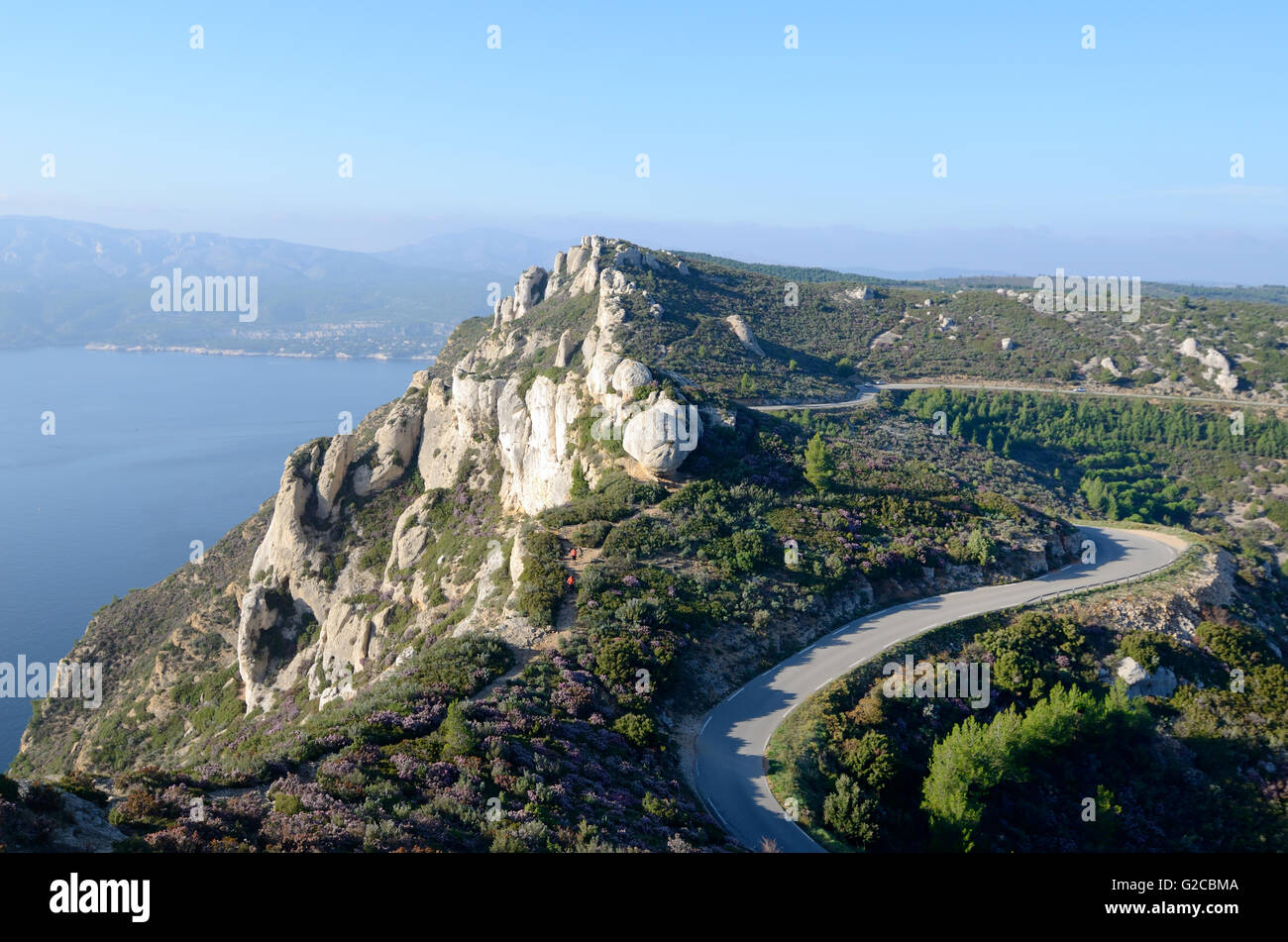 Route des cretes Coast Road et le Maritime falaises du Cap Canaille et la baie de Cassis Provence France Banque D'Images