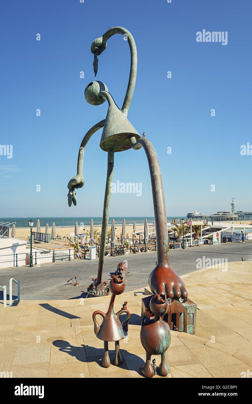 Sur le boulevard de Scheveningen, aux Pays-Bas, un groupe de statues appelées "statues de la mer'. Banque D'Images