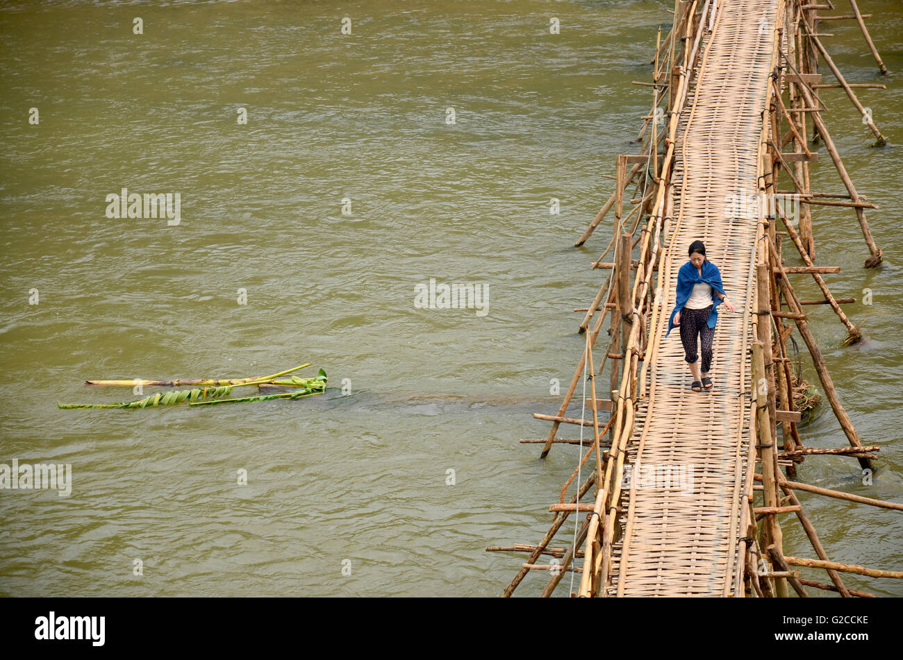 Voyageur et peuple laotien utilisant le bambou pont pour traverser à pied la rivière du Mékong, le 9 avril 2016 à Luang Prabang, Laos Banque D'Images
