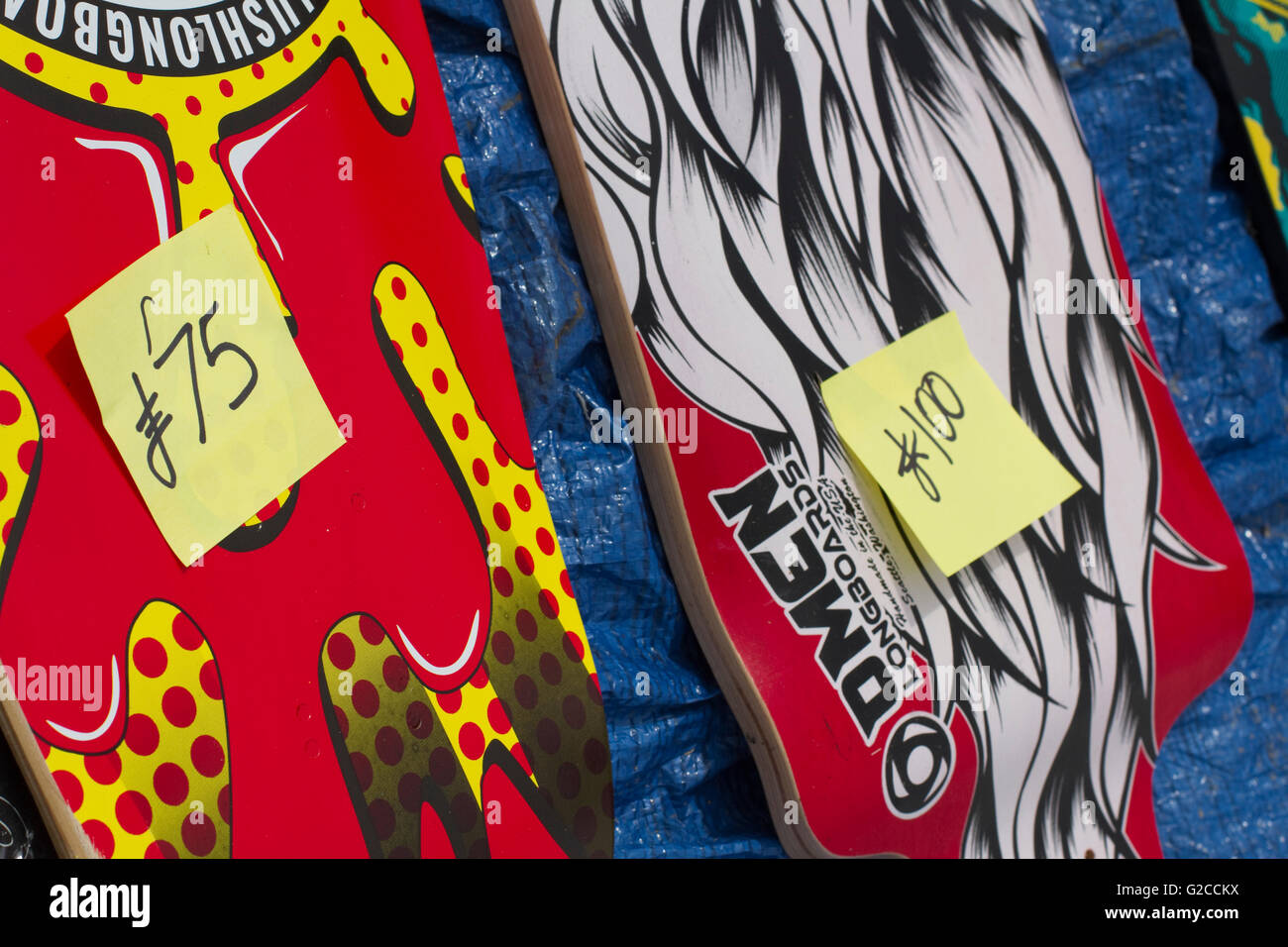 Skateboard decks de couleur vive à vendre Banque D'Images