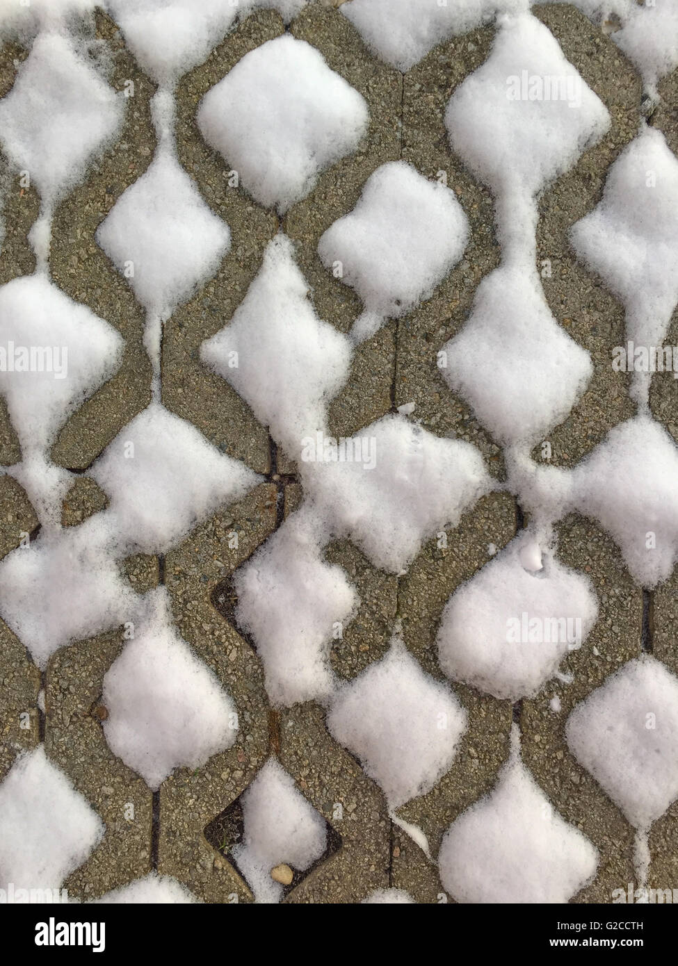 La neige recueillies à l'intérieur des cavités vides de briques de béton Banque D'Images