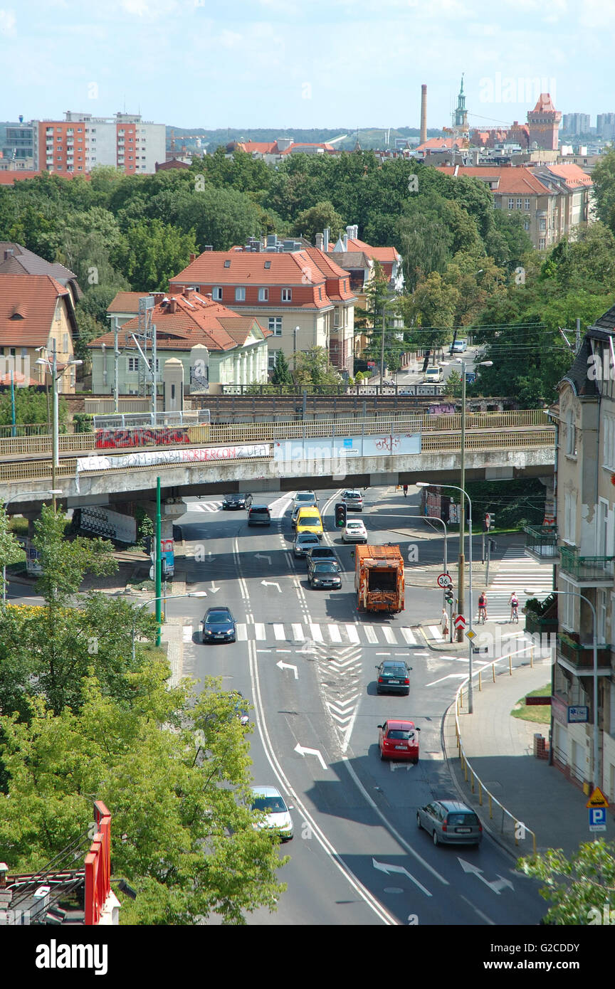 Poznan, Pologne - 11 juillet 2014 : pont de chemin de fer, des personnes non identifiées, et la circulation sur le passage à niveau rue Poznanska à Poznan, Polan Banque D'Images