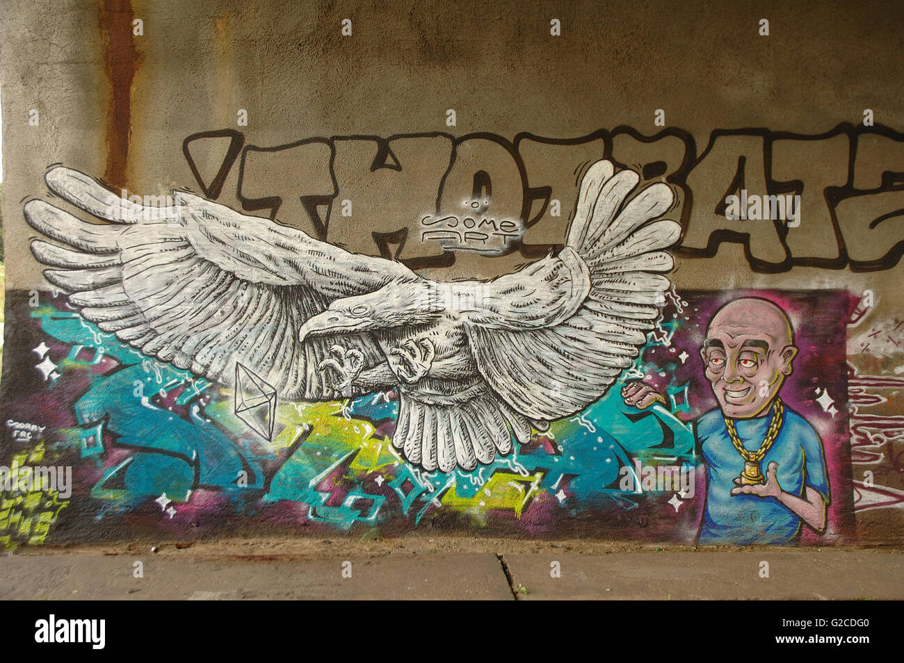 Poznan, Pologne - 13 juillet 2014 : Graffiti peintures sur mur sous Mieszka I bridge à Poznan, Pologne Banque D'Images