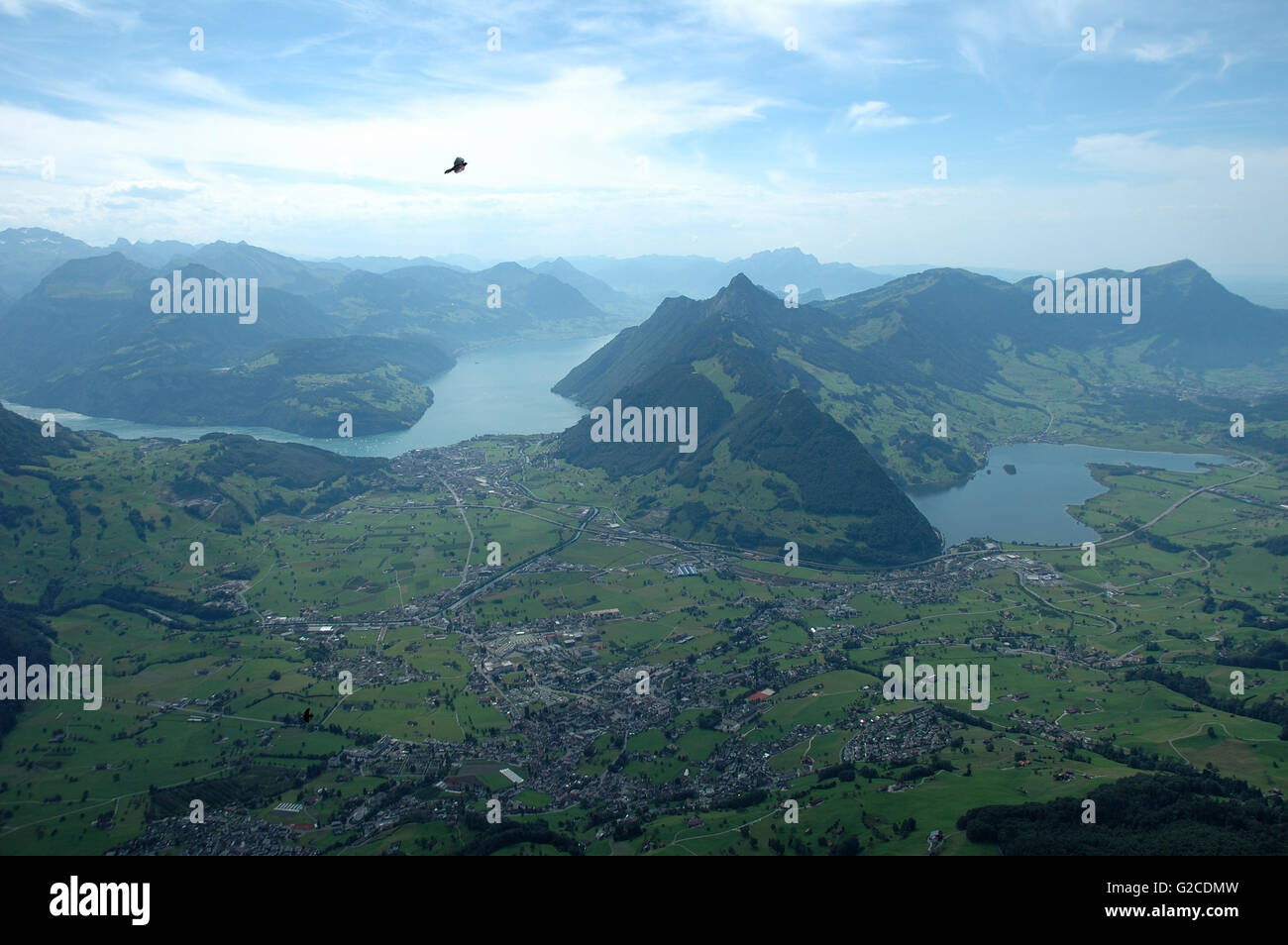 Schwytz ville, 2 lacs, les sommets et la vallée vu de Grosser Mythen peak dans les Alpes en Suisse Banque D'Images