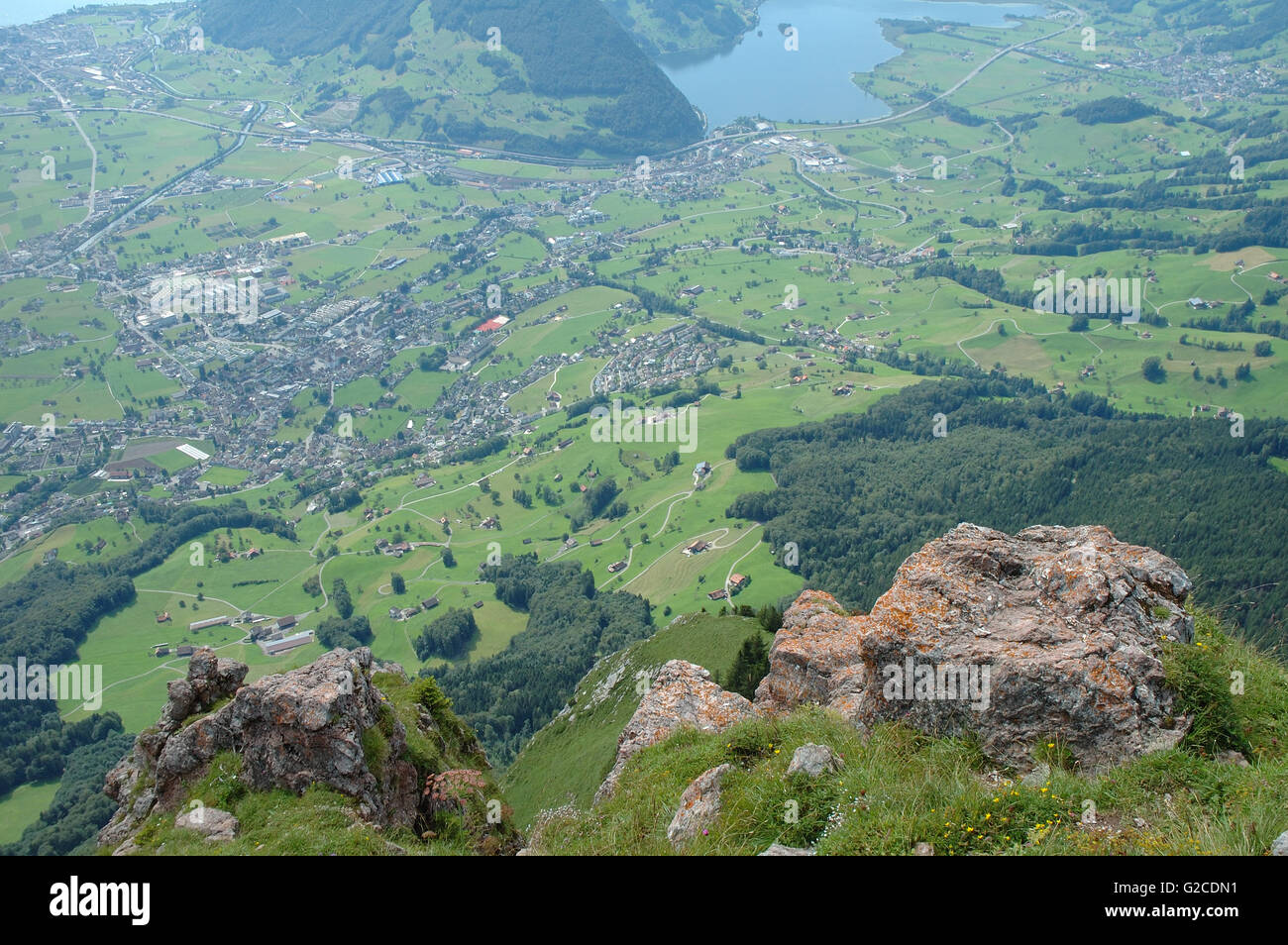 Schwytz ville, le lac et la vallée vu de Grosser Mythen peak dans les Alpes en Suisse Banque D'Images