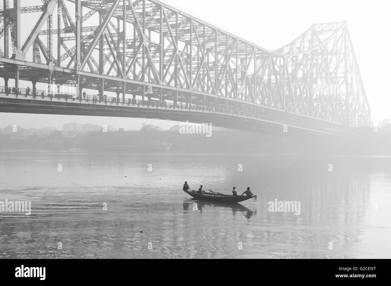 Howrah Bridge au lever du soleil sur un matin d'hiver, Kolkata, West Bengal, India Banque D'Images