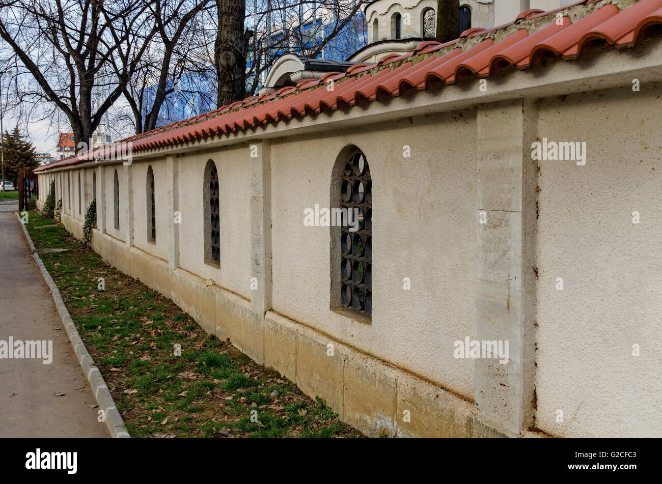 Mur de pierre couvert de tuiles et de fenêtre dans Sofia, Bulgarie Banque D'Images