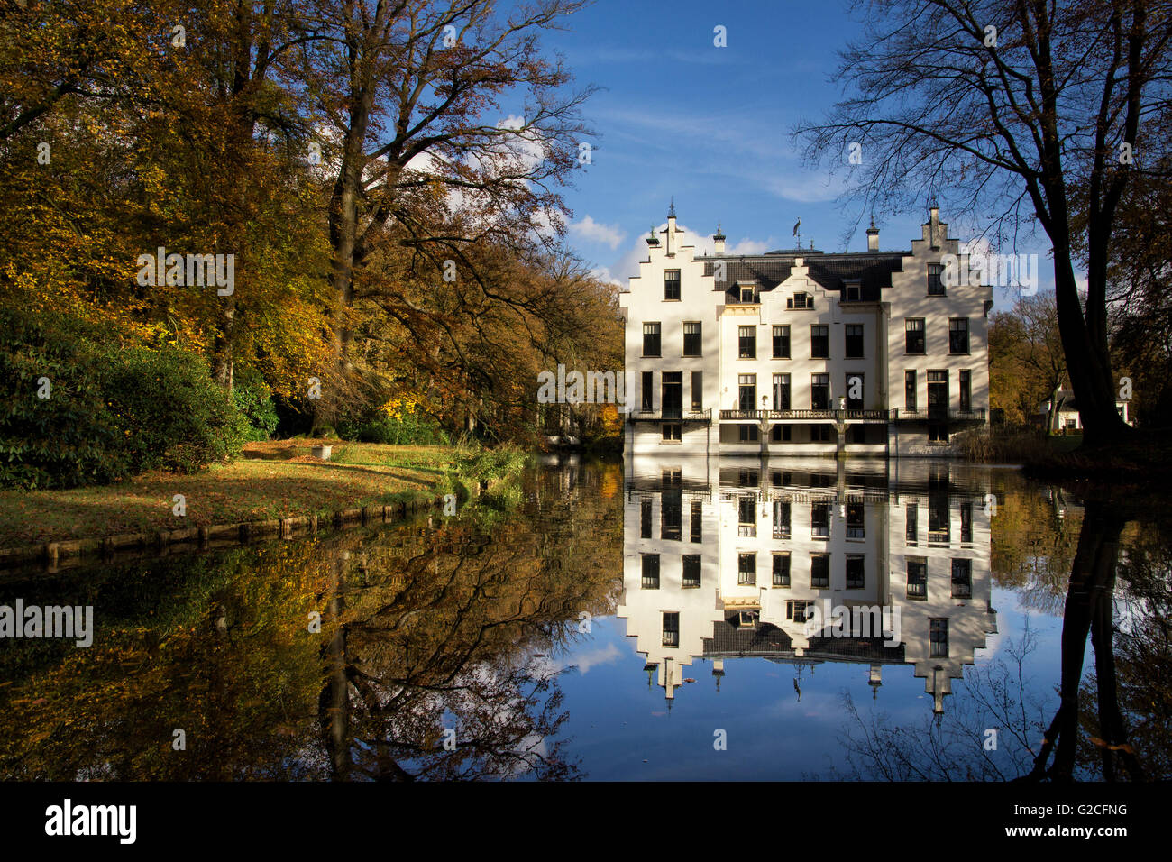 Château Staverden se reflétant dans les douves et entouré d'arbres aux couleurs de l'automne Banque D'Images