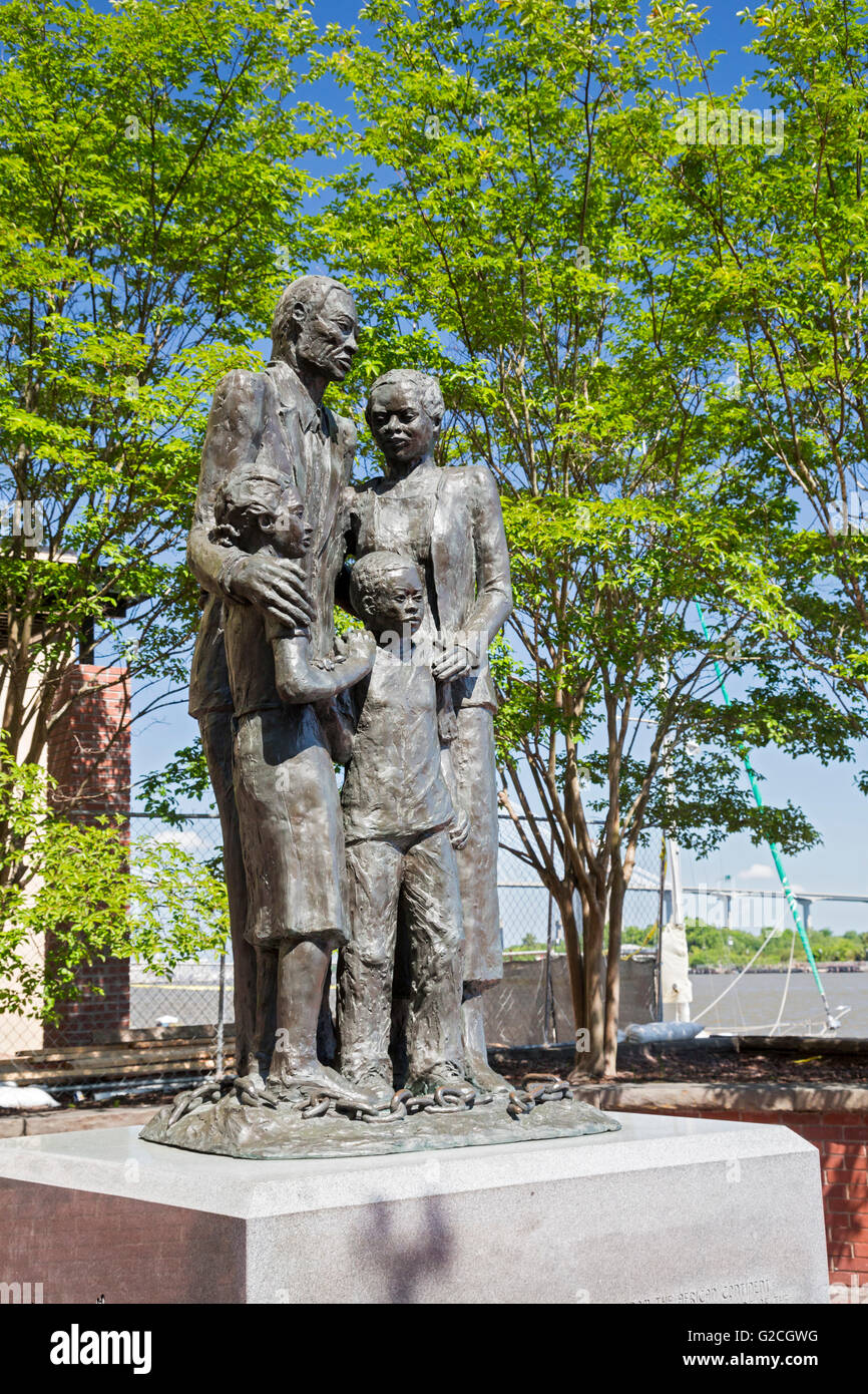 Savannah, Georgia - Le Monument d'origine afro-américaine près de la rivière Savannah dépeint une famille après l'émancipation. Banque D'Images