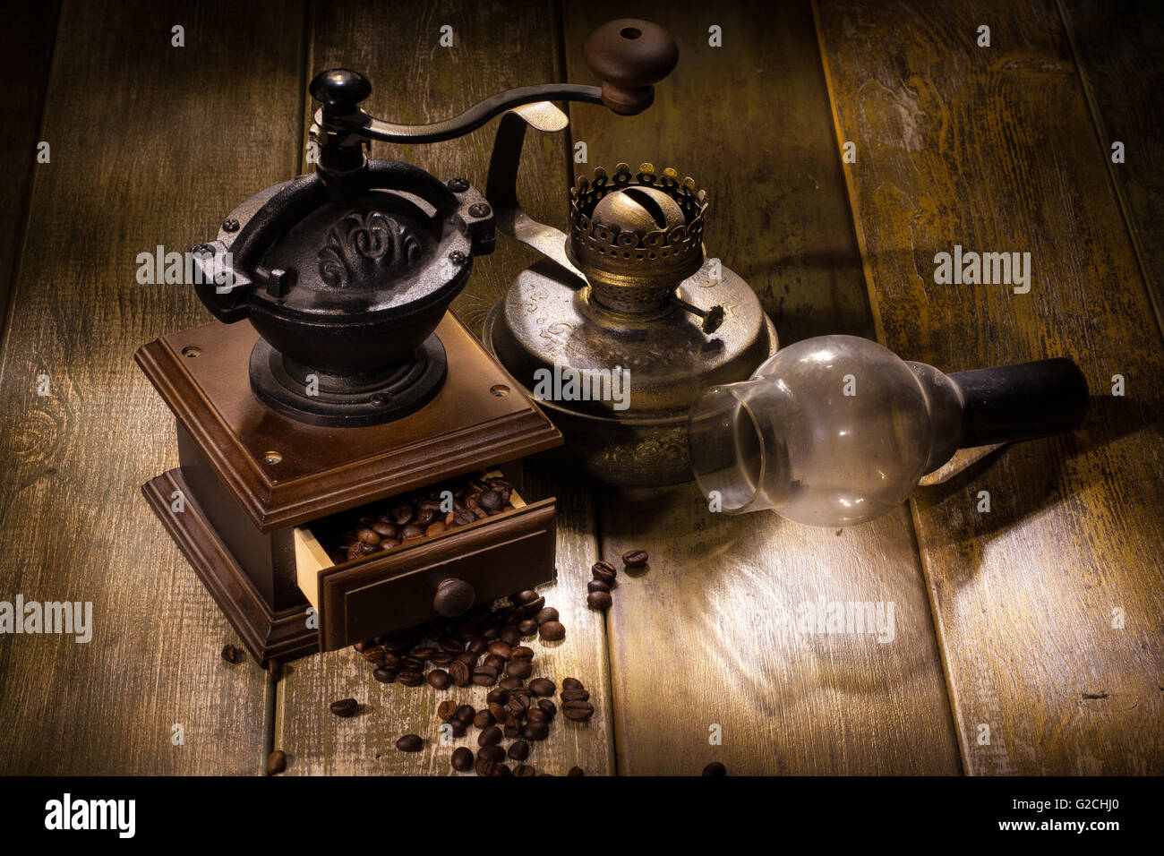 Moulin à café et d'huile sur une lampe de table en bois Banque D'Images