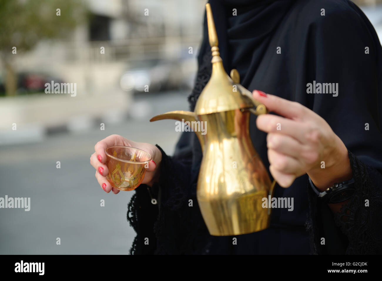 Emarati Arab woman pouring tea, Dubaï, Emirats Arabes Unis. Banque D'Images
