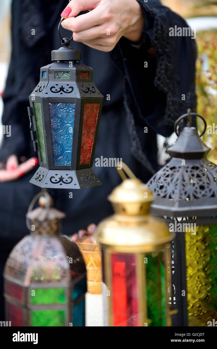 Emarati Arab woman holding annonces plaque et Ramadan Lampe, Dubaï, Emirats Arabes Unis. Banque D'Images