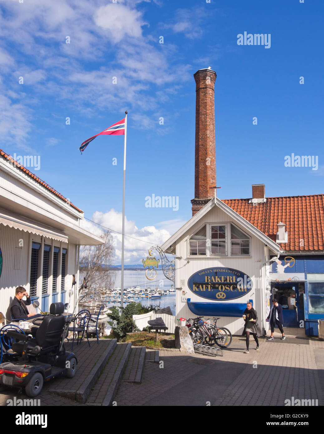 Ancienne boulangerie et un café dans une baraque en bois traditionnel dans le petit village côtier de Vollen Asker sur le fjord d'Oslo, Norvège Banque D'Images