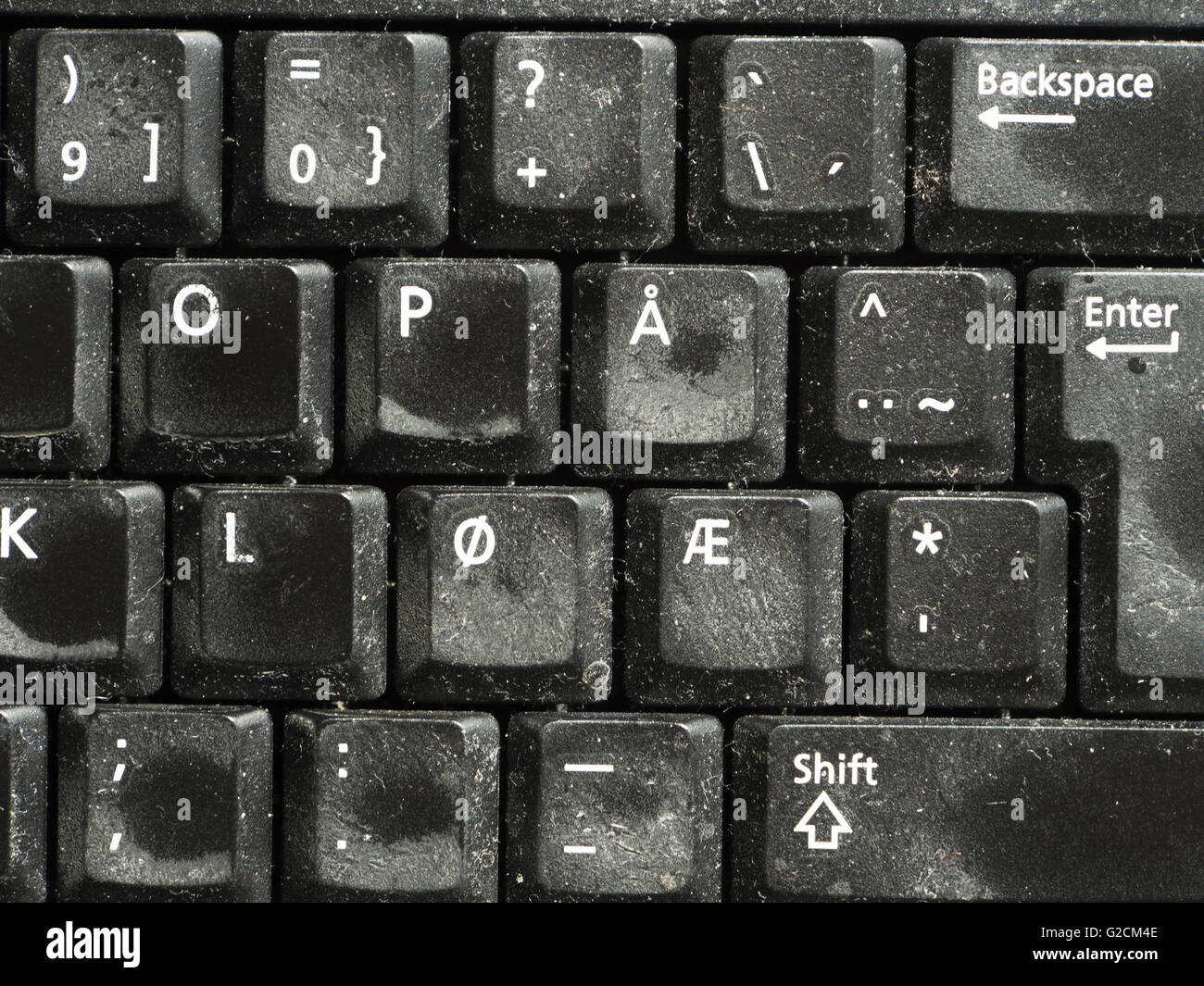 Fermeture partielle d'un ancien ordinateur poussiéreux avec le clavier, des lettres spéciales æ ø å de l'alphabet norvégien à leur place Banque D'Images