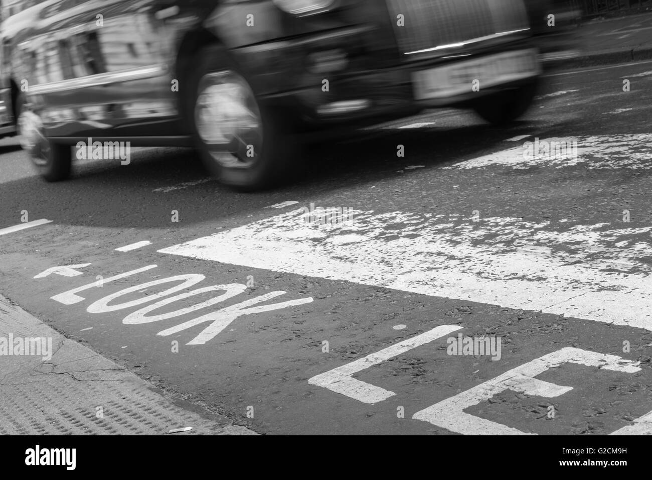 Close up of Black Taxi conduire sur passage piétons, le centre de Londres Banque D'Images