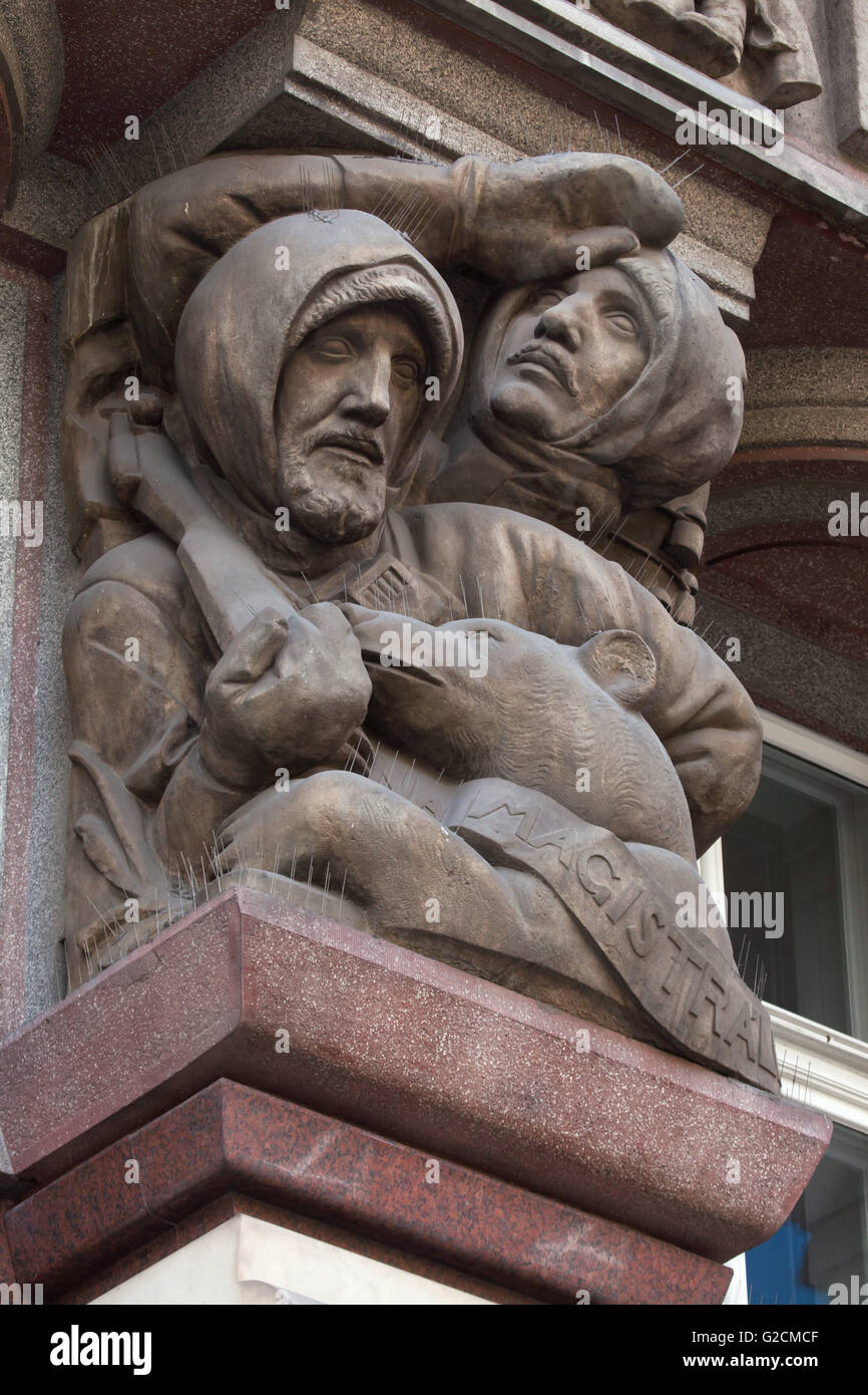 La Légion tchécoslovaque sur le Transsibérien. Sculpture par Jan Štursa sculpteur tchèque sur le bâtiment Legiobanka à Prague, République tchèque. La Legiobanka Bâtiment conçu par l'architecte moderniste tchèque Josef Gocar dans rondo-style cubiste a été construit en 1921-1939 pour la Banque de la Légion tchécoslovaque en Na Porici. Banque D'Images