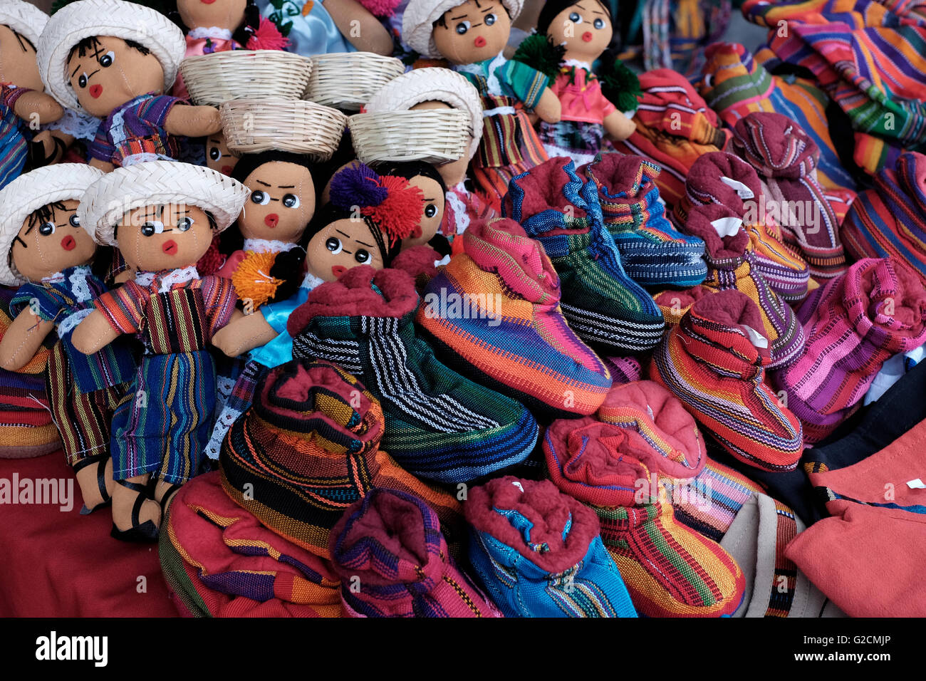 Souvenirs à vendre au marché de Chichicastenango également connu sous le nom de Santo Tomás Chichicastenango une ville dans le département de Guatemala El Quiché, connu pour sa culture Maya Kiche traditionnels. Banque D'Images