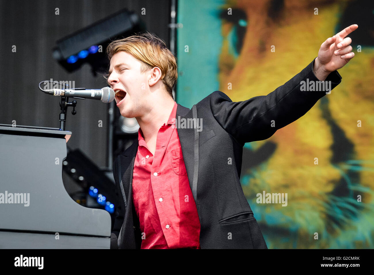 Tom Odell joue sur la scène au cours de BBC Radio 1's Big Weekend à Powderham Castle à Exeter. Banque D'Images