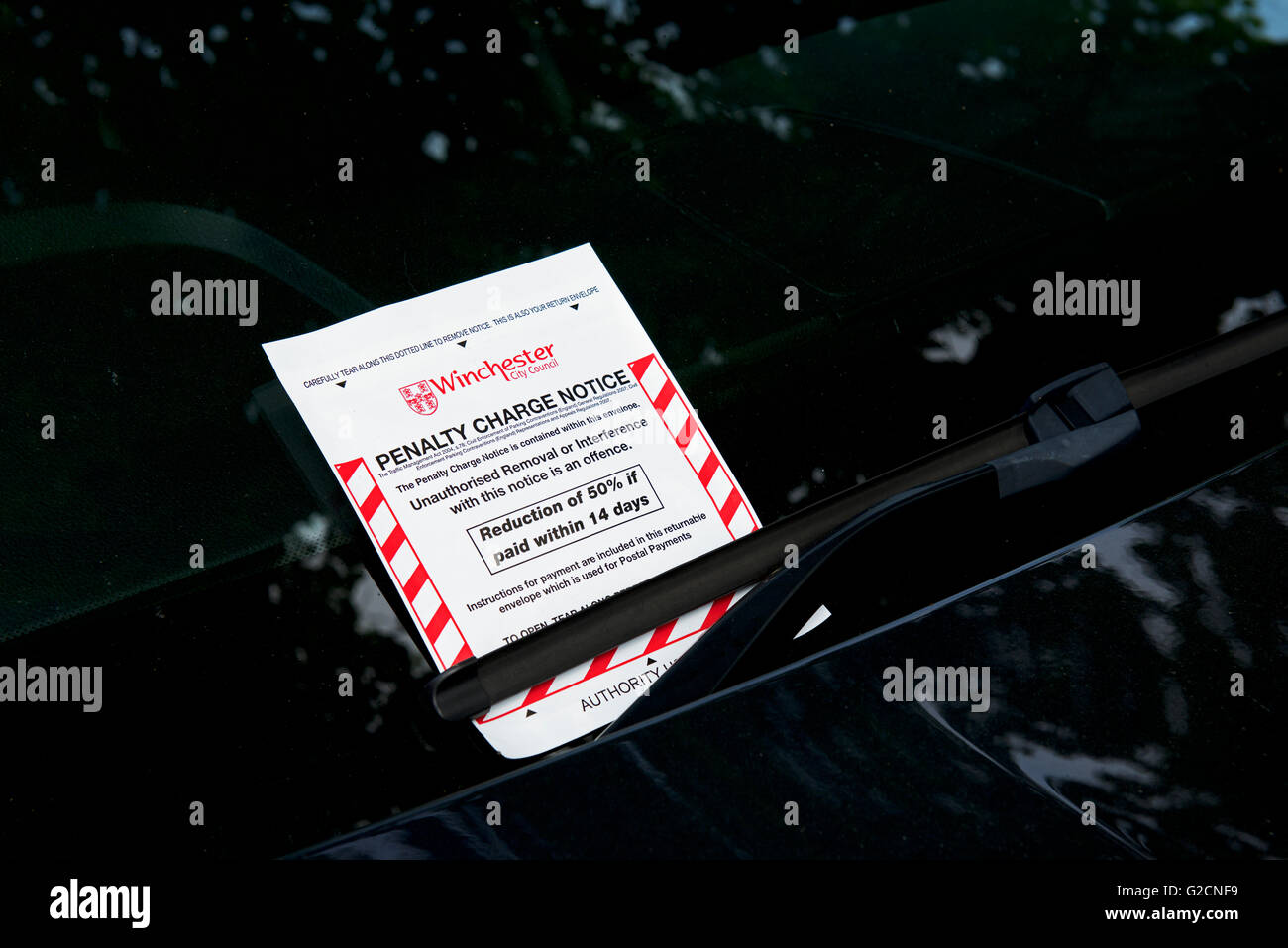 Ticket de parking sur pare-brise de voiture Banque D'Images